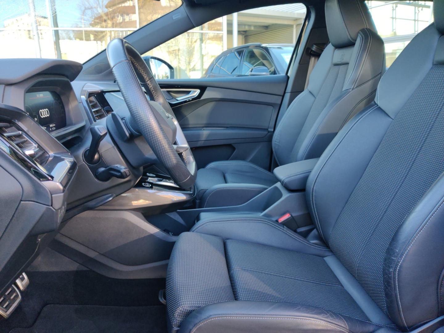 Fahrzeugabbildung Audi Q4 e-tron 40 S Line Matrix Navi Pano