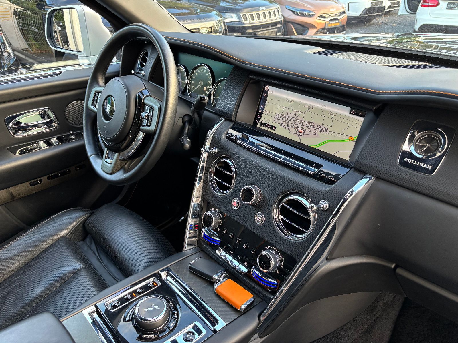 Fahrzeugabbildung Rolls-Royce Cullinan/NOVITEC/WIDEBODY/24''/FOND-TV/STERNEHIM