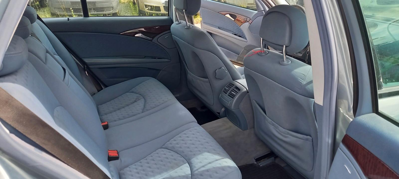 Mercedes-Benz E220 2004 — photo 19