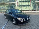 Mercedes-Benz B 180 d-Digitaler Tacho-CarPlay-Kamera-TOP - Mercedes-Benz B 180: Taxi