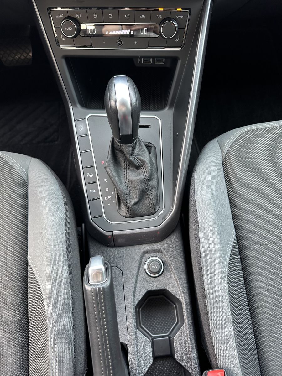 Fahrzeugabbildung Volkswagen Polo 1.0 TSI DSG R-Line NAV+LED+ACC+KAMERA+USB