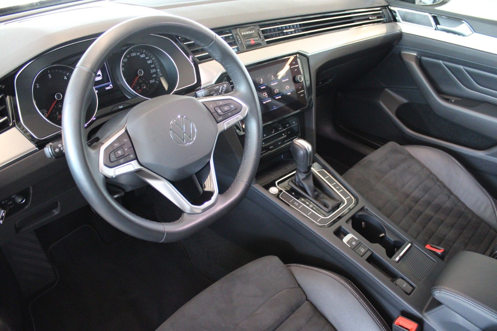 Fahrzeugabbildung Volkswagen Passat 2.0 TDI DSG Elegance LED CAM ACC NAVI uvm