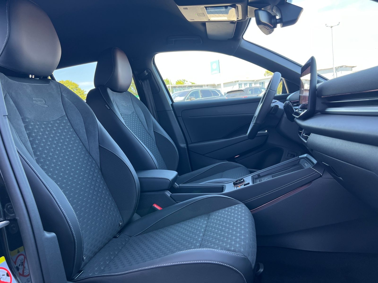 Fahrzeugabbildung Volkswagen T-Roc R-Line 1.5 eTSI DSG *BlackStyle,IQ-Light,N