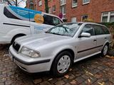 Skoda Octavia 1,6 Benzin 799 VB - Skoda Octavia aus 1999: Kombi