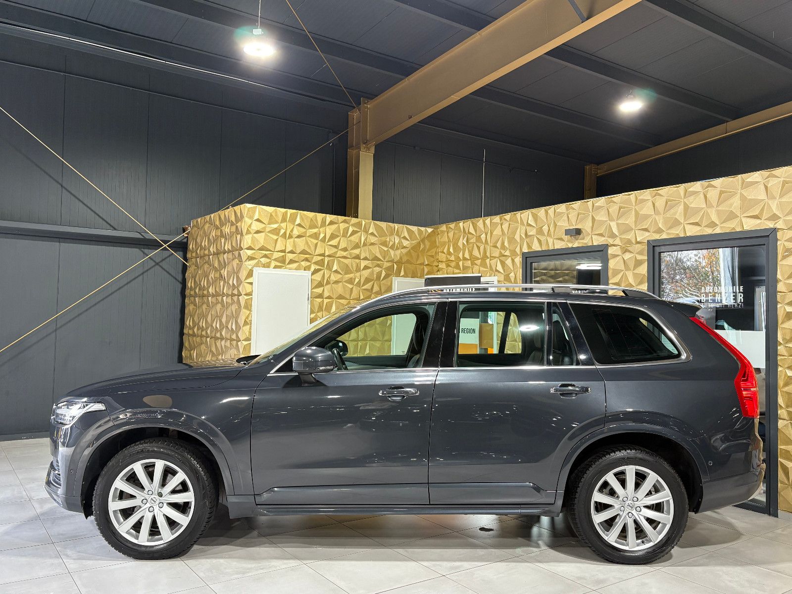 Fahrzeugabbildung Volvo XC90 Momentum AWD/NAVI/KAMERA/APPLE/KLIMA/SHZ