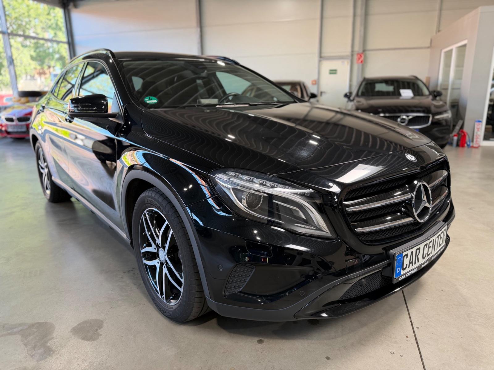 Mercedes-Benz GLA 200 Navi|Bi-Xenon|8xAlu|Night|StHZ|Ambiente