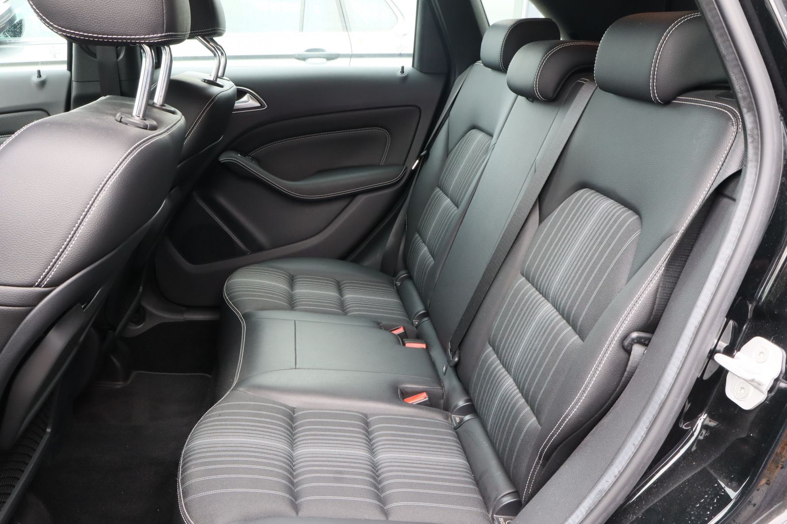 Fahrzeugabbildung Mercedes-Benz B 220d CDI BlueEfficiency Aut. NAV+XEN+SHZ+PP+EU