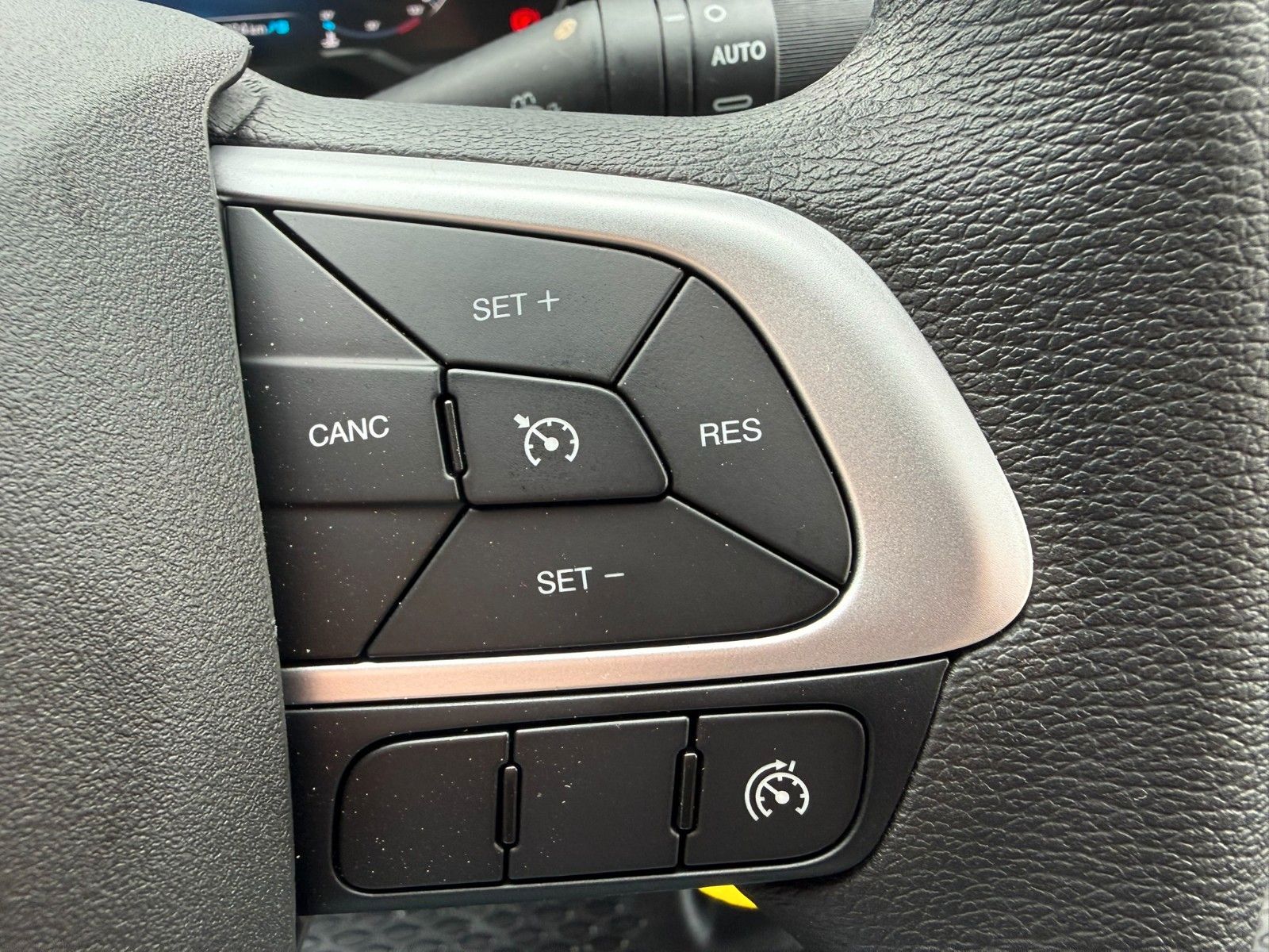 Fahrzeugabbildung Iveco Daily 35S14B V Airlineschienensystem *AHK 3,5 t*