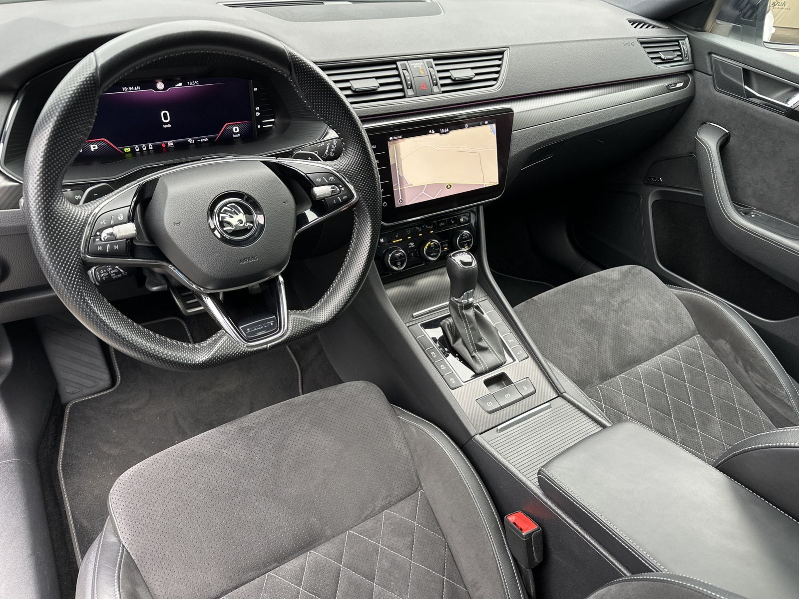 Fahrzeugabbildung SKODA Superb Combi 2.0 TDI DSG Sportline NAV+LED+PANO