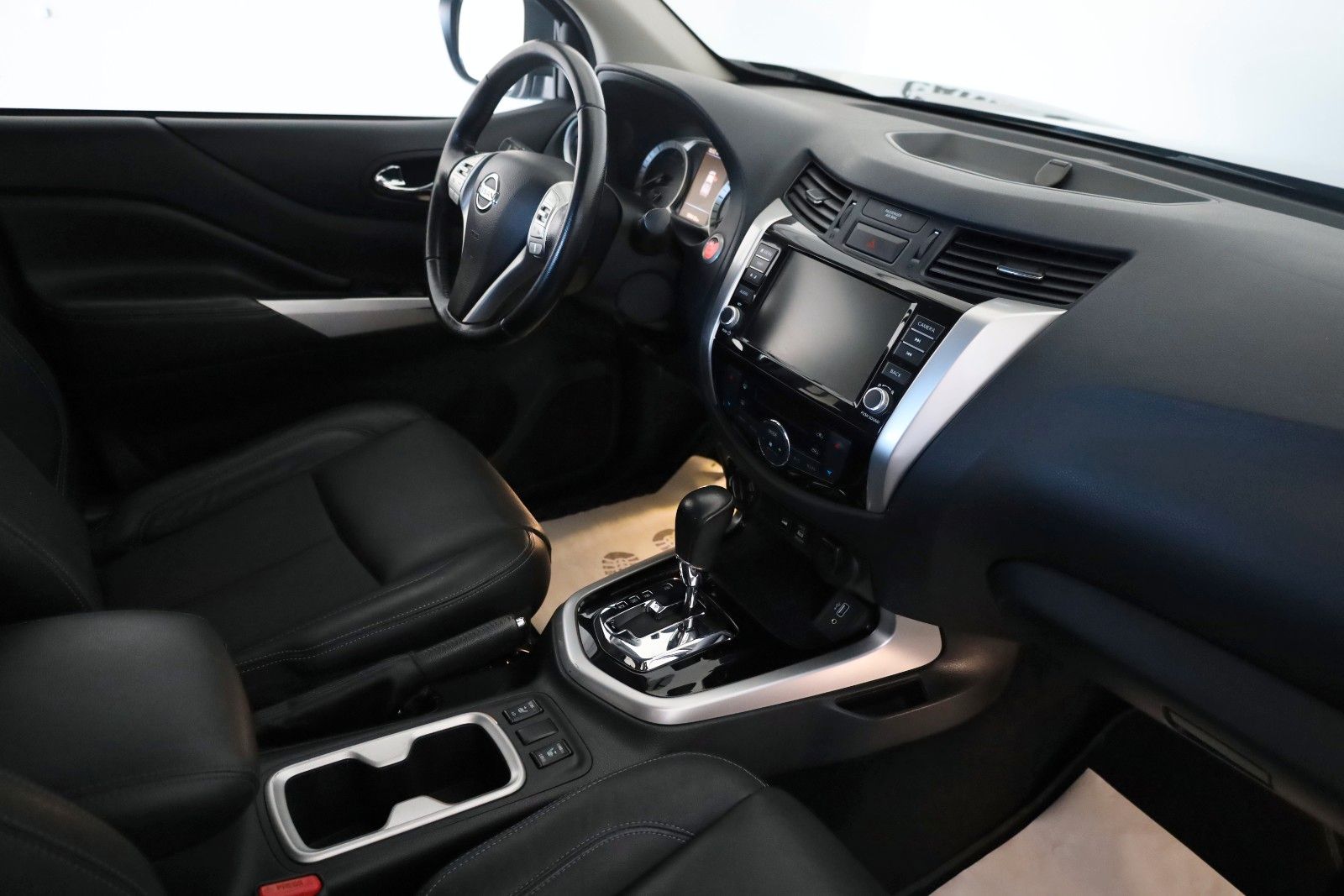 Fahrzeugabbildung Nissan Navara N-Guard DoCa 4x4 Leder,Navi,LED,SH,SD,360