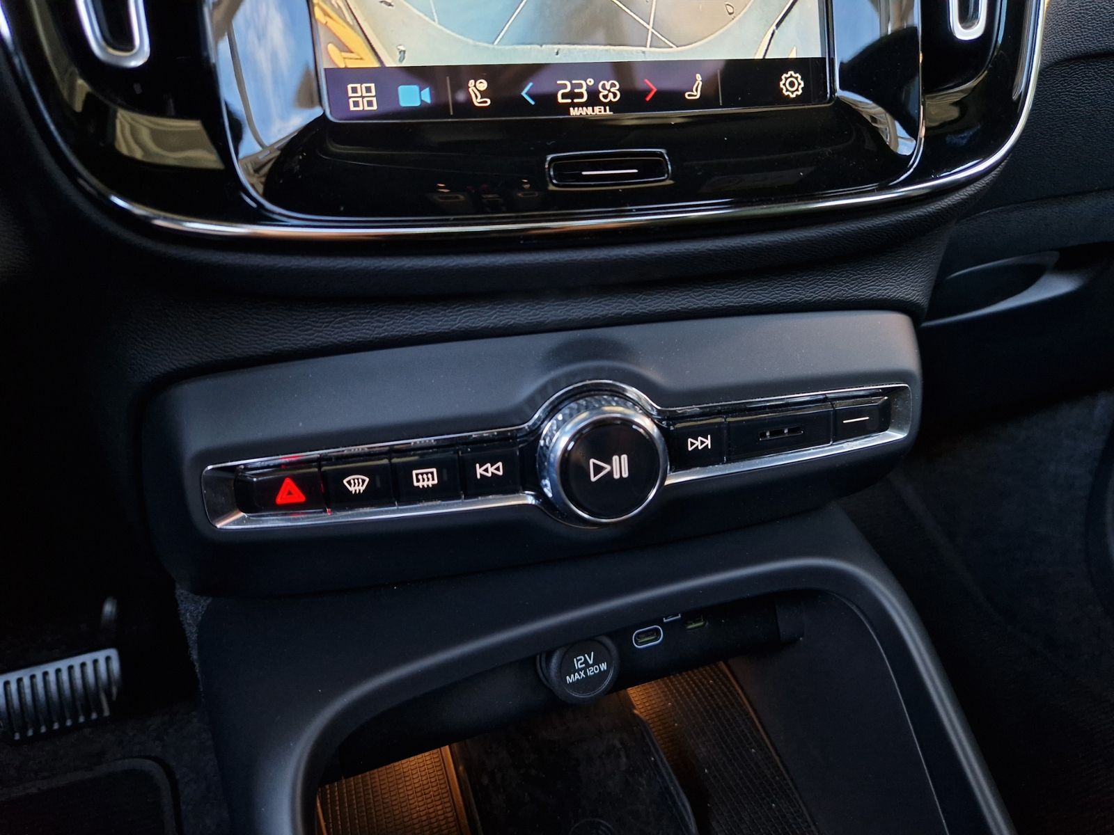 Fahrzeugabbildung Volvo XC40 Ultra Dark PANO KLIMA ALU AHK NAVI