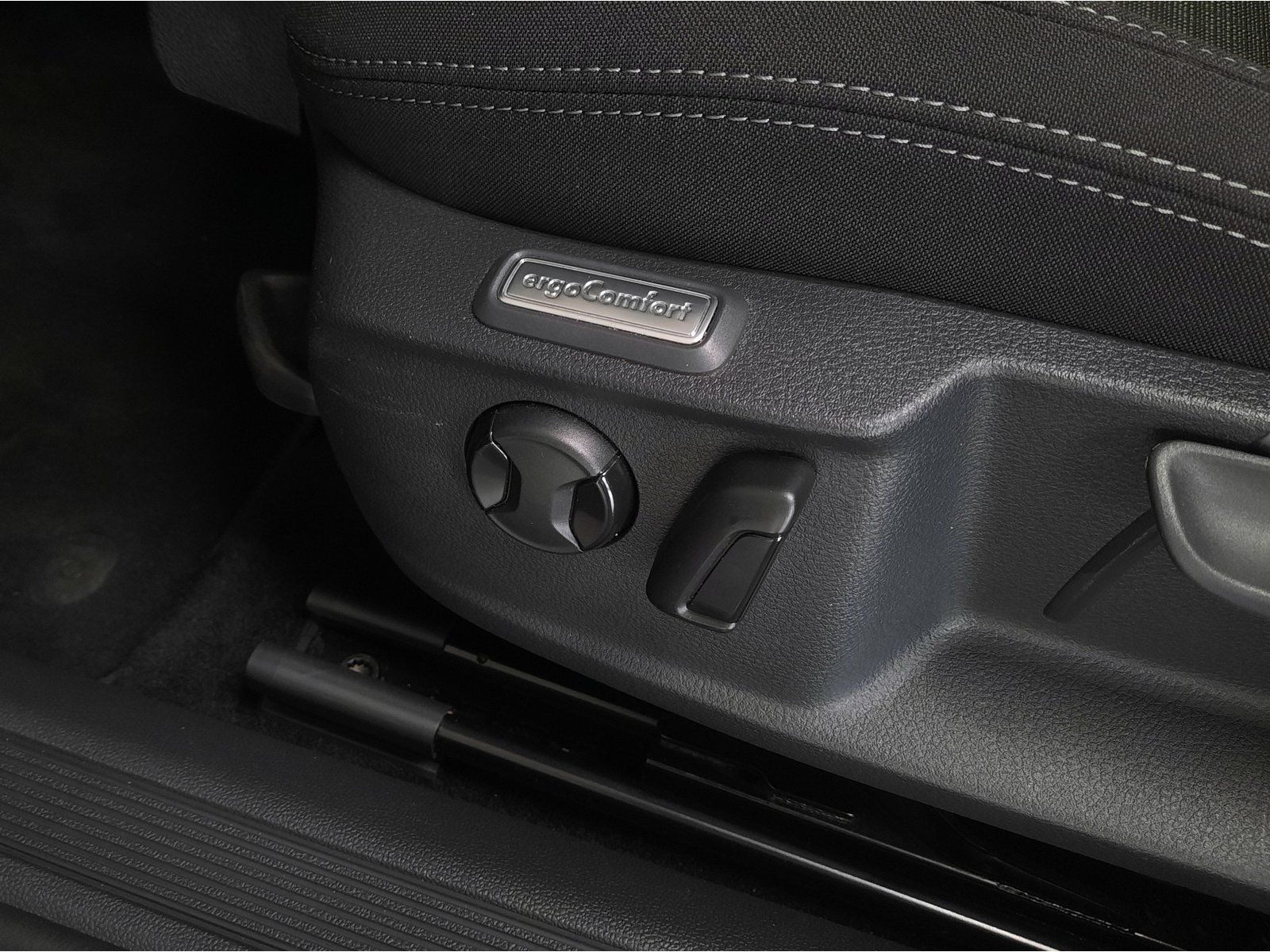 Fahrzeugabbildung Volkswagen Passat Variant Business TSI DSG *AHK*Navi*Cam*
