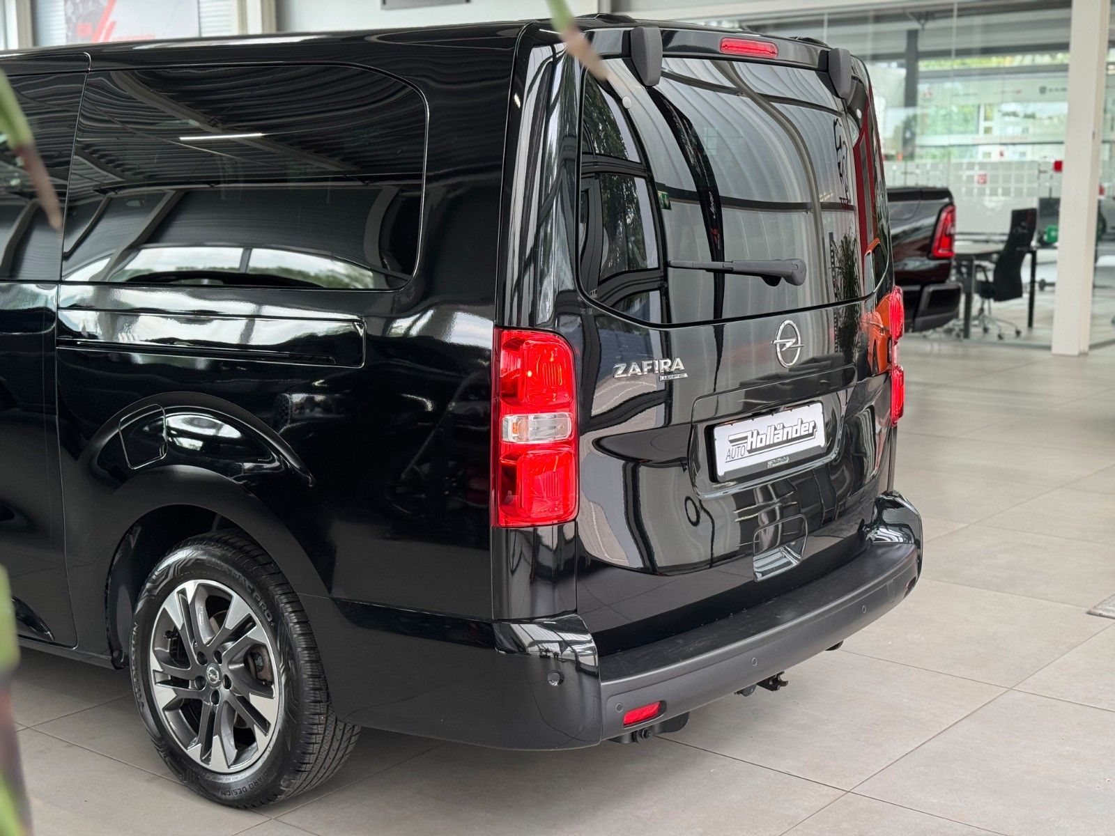Fahrzeugabbildung Opel Vivaro 2.0 CDTI Automatik Zafira Life "AHK PANO"
