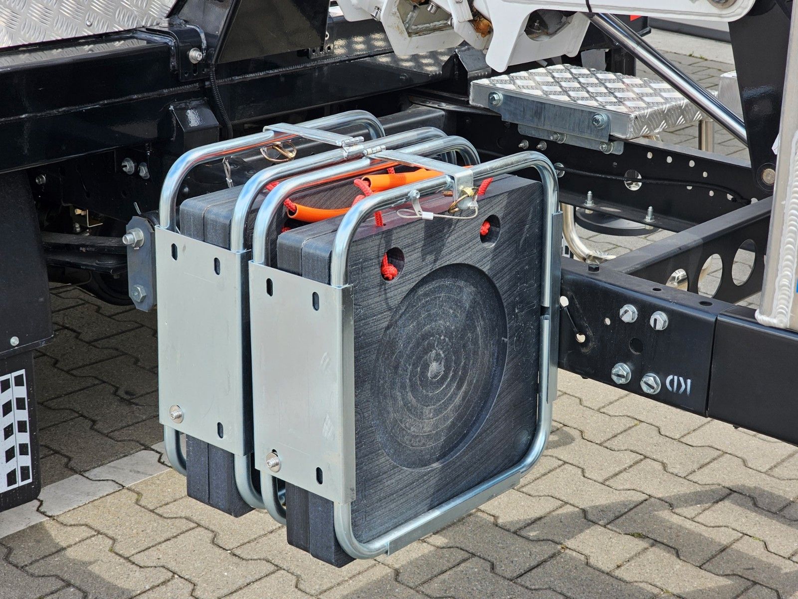 Fahrzeugabbildung Isuzu Teleskop-Bühne *24m* Strom,- Wasseranschluss