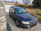 Opel Omega - blaue Opel Omega