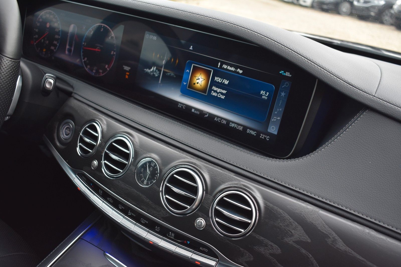 Fahrzeugabbildung Mercedes-Benz S 350 d 4Matic AMG Line Burmester Multib LED HUD