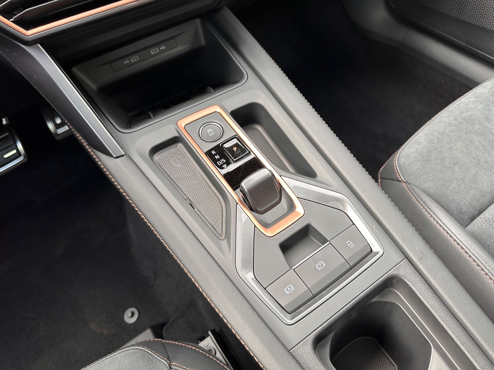 Fahrzeugabbildung CUPRA Leon VZ 2.0 TSI Pano/ACC/APP/LED/RFK/PDC/SHZG