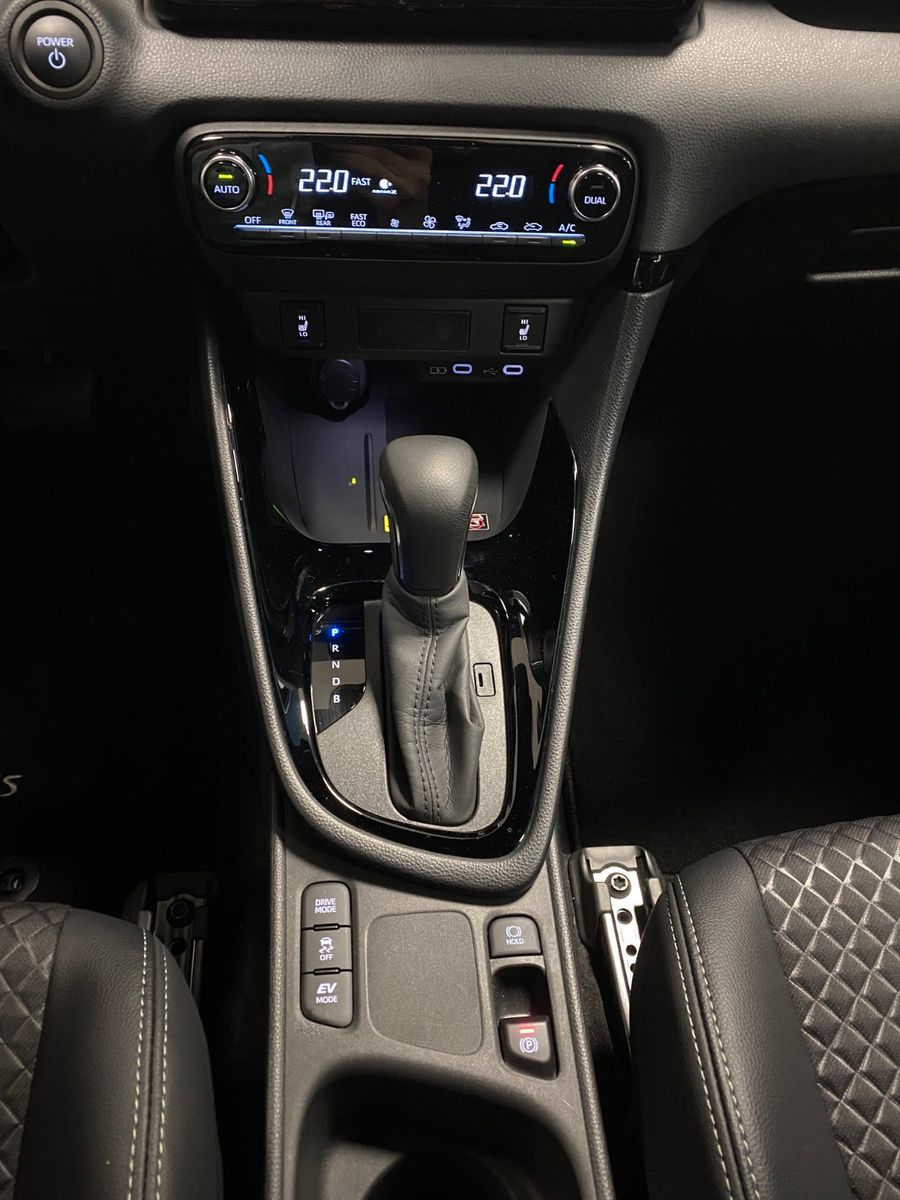 Fahrzeugabbildung Toyota Yaris Hybrid Style+KAMERA+SHZ+PDC