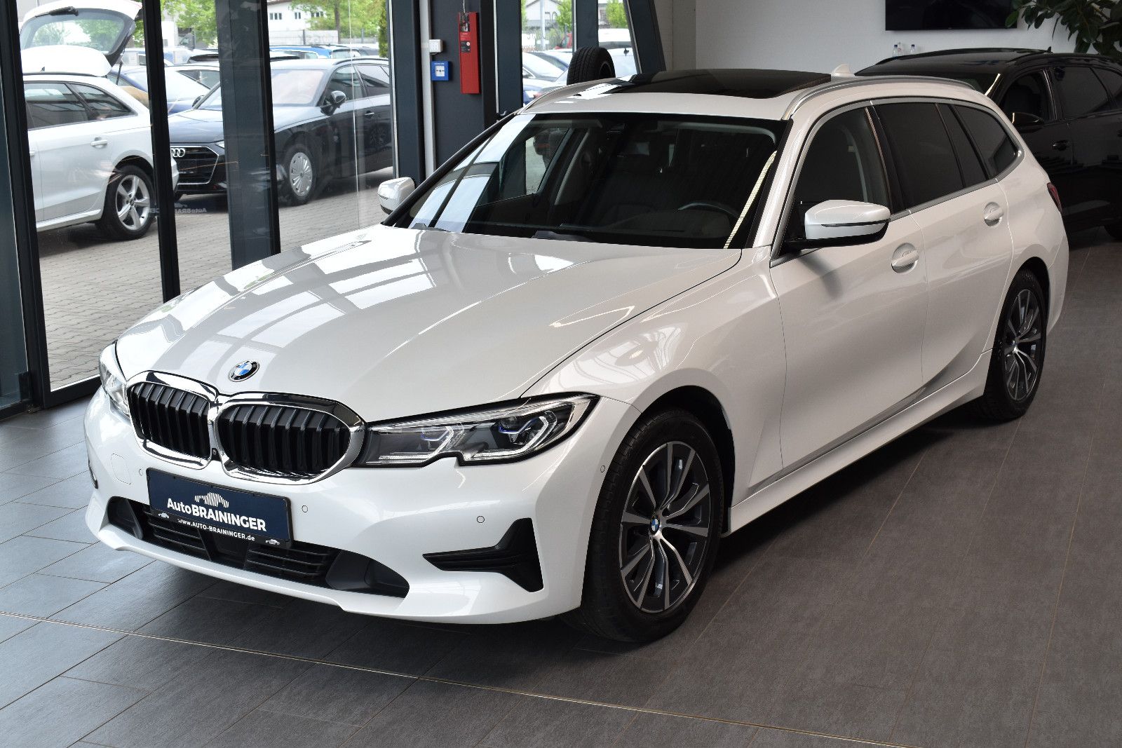 BMW 320d Touring Aut. Advantage Laser~Pano~LiveC~HUD foto 4