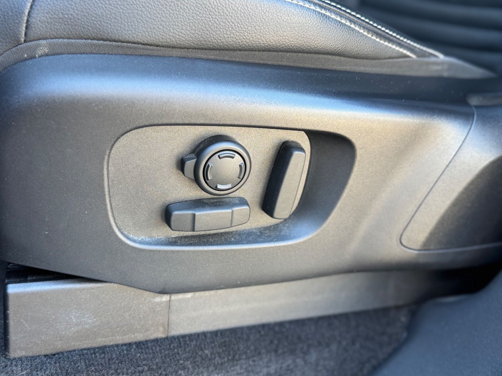 Fahrzeugabbildung Land Rover Discovery  R-Dynamic AWD/7-SITZER/360'°Cam/AHK