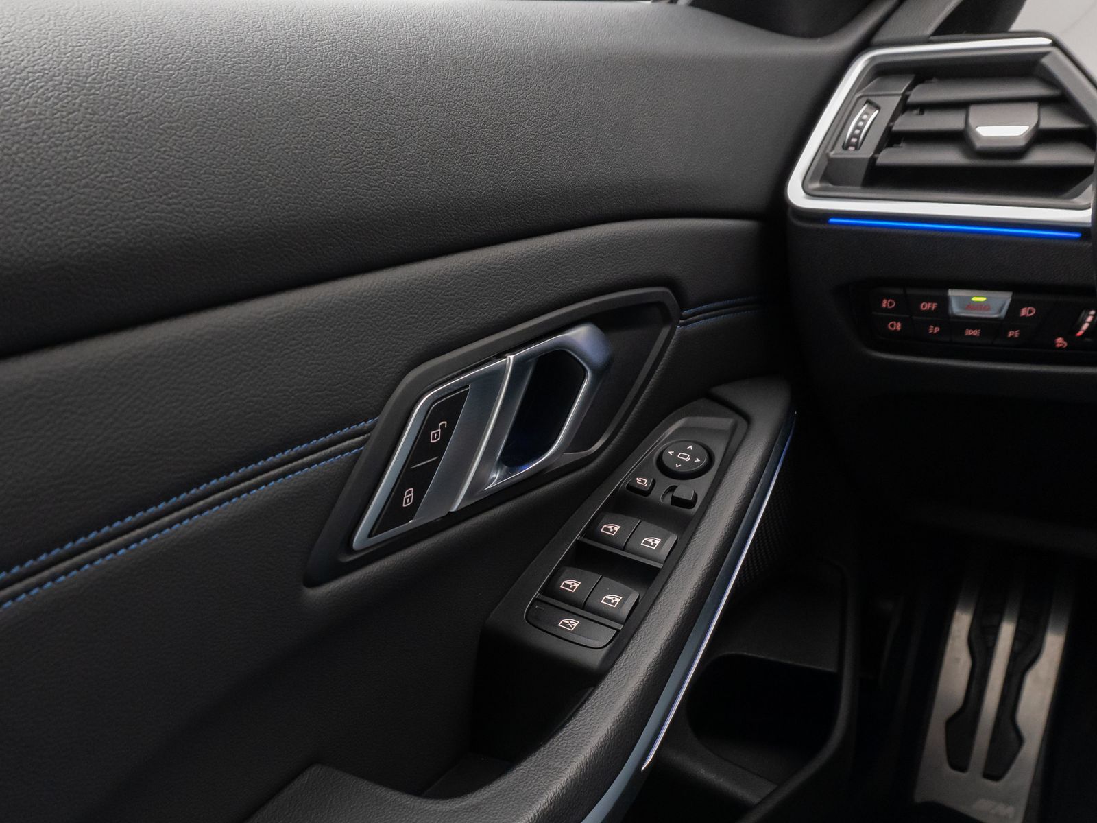 Fahrzeugabbildung BMW 330i xD M Sport Kamera Laser HUD DAB Komfort 19"