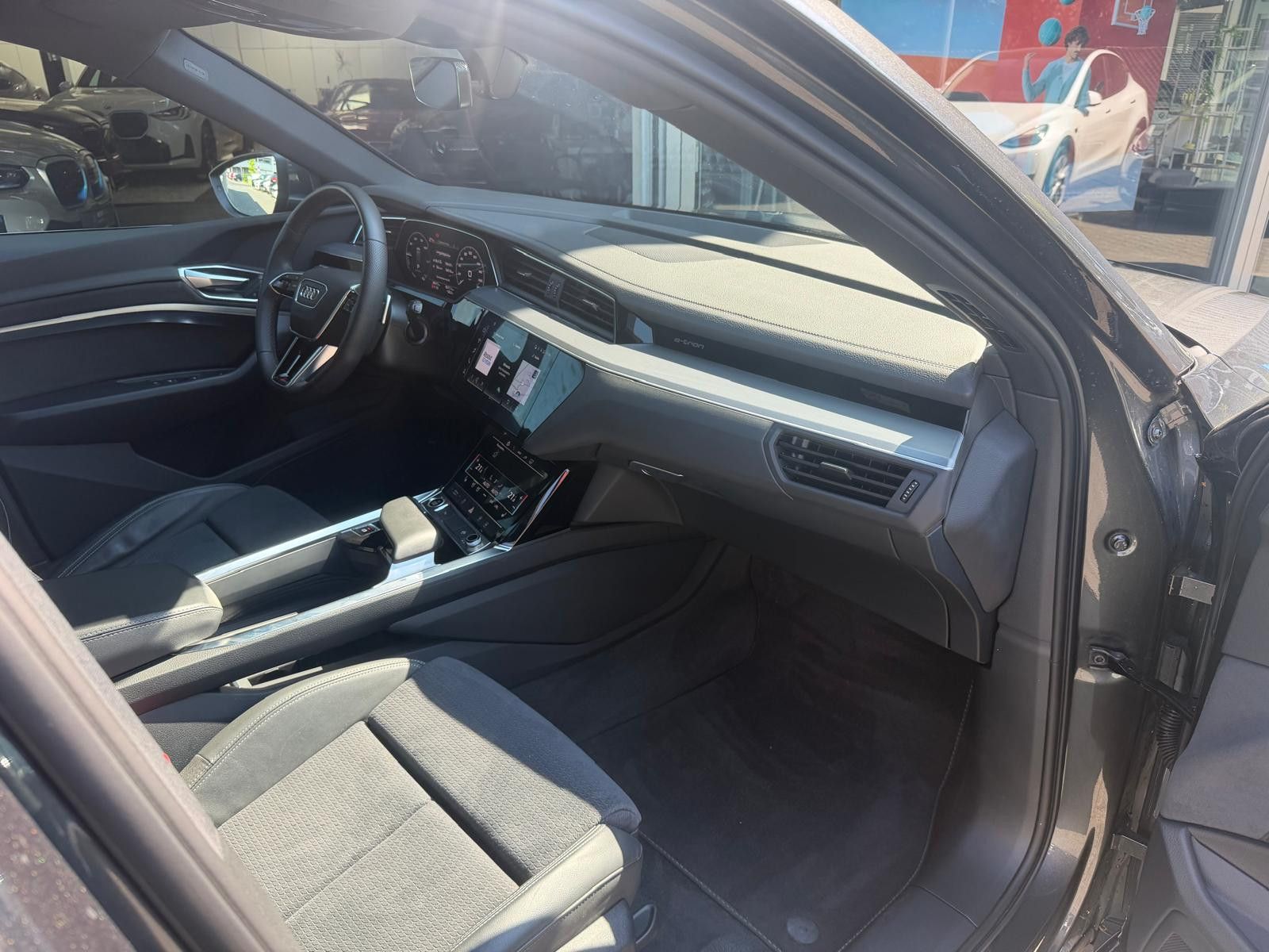 Fahrzeugabbildung Audi e-tron 55 QUATT 2X S LINE LUFT+LED+SHZ+NAVI+AHK+