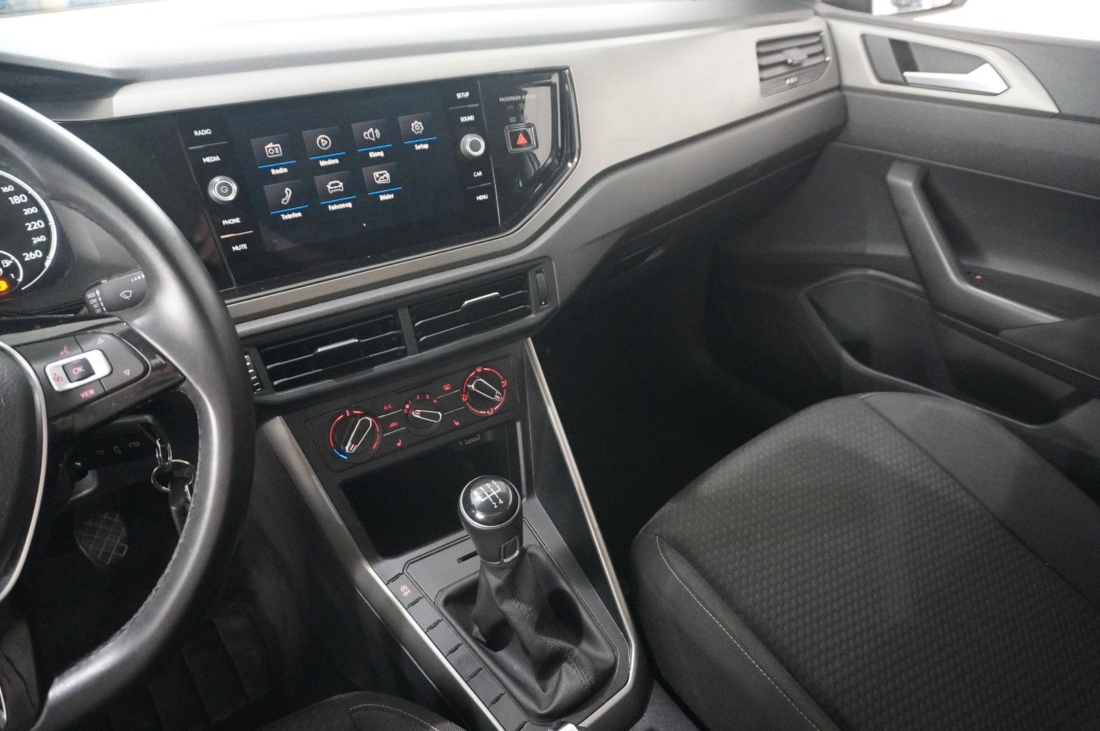 Fahrzeugabbildung Volkswagen Polo VI 1.0 TSI COMFORTLINE LED/KLIMA/SHZ/USB