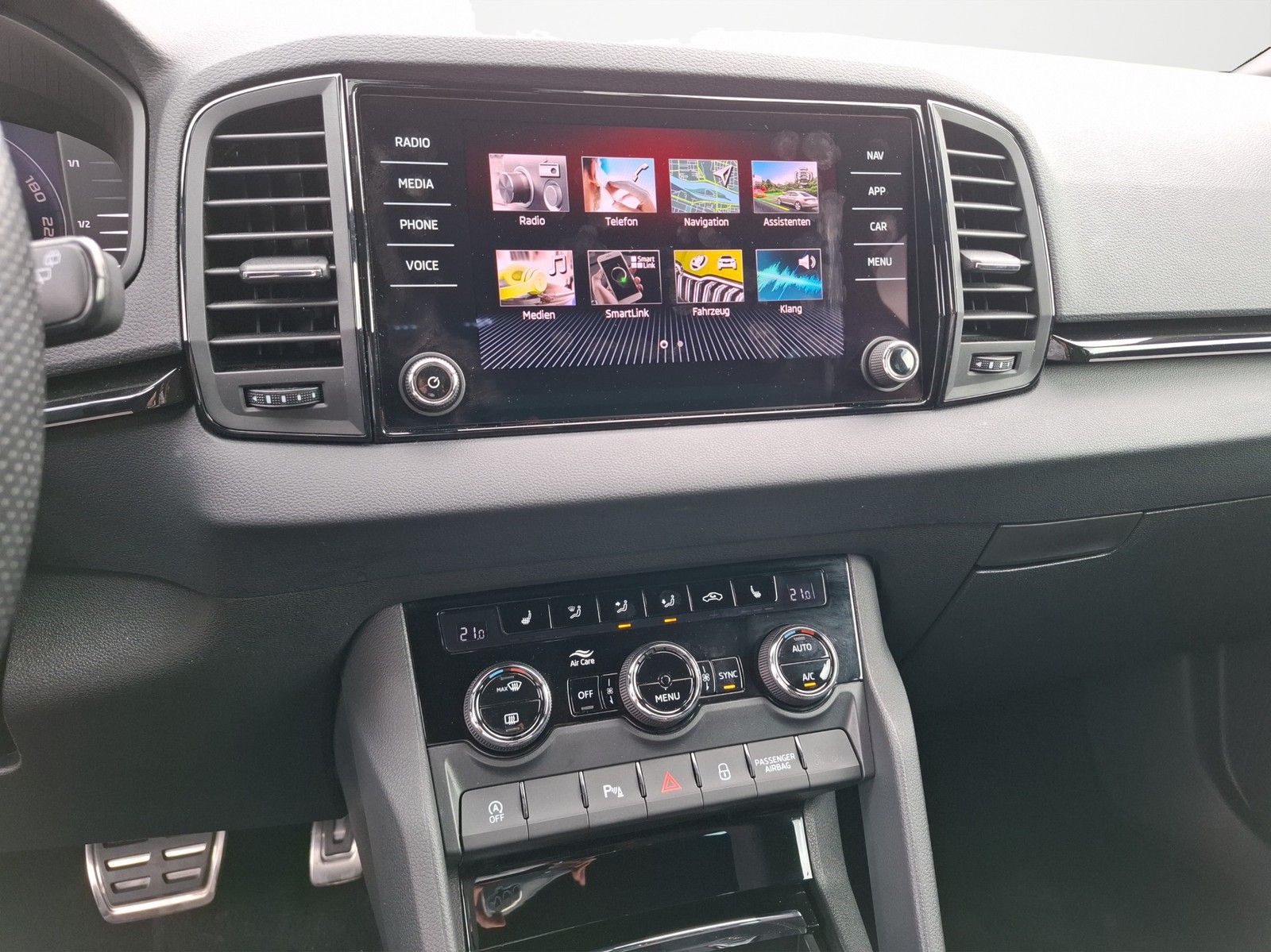 SKODA Karoq 1.5 TSI Sportline DSG / AHK / NAVI / KAMER - Image 13