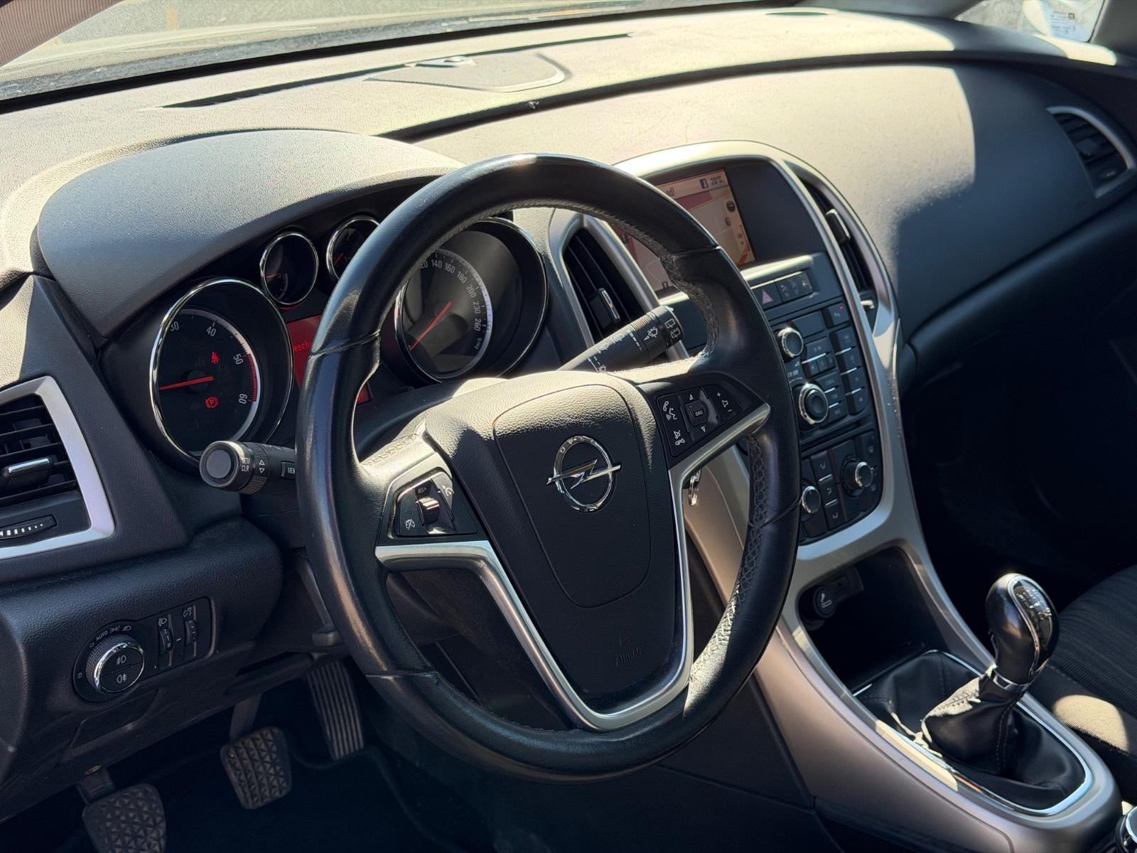 Opel Astra 2011 — photo 11