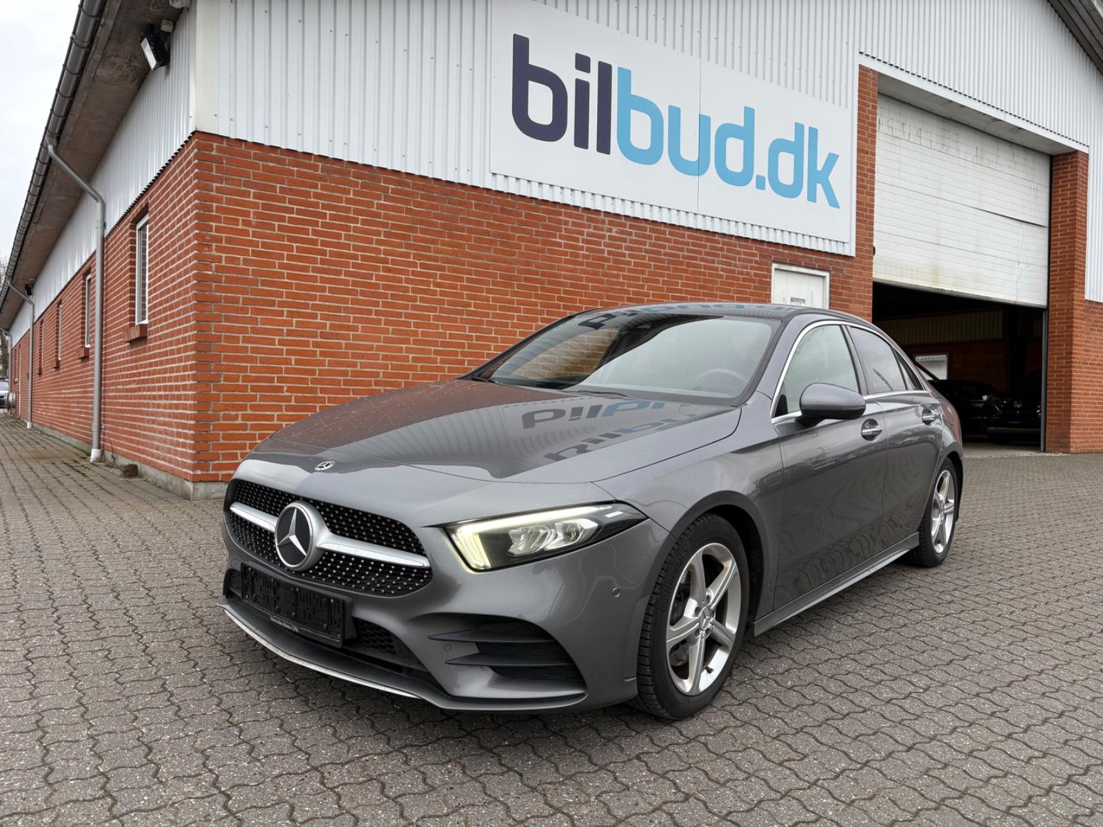 Mercedes-Benz A 220 Limousine AMG LINE 4Matic