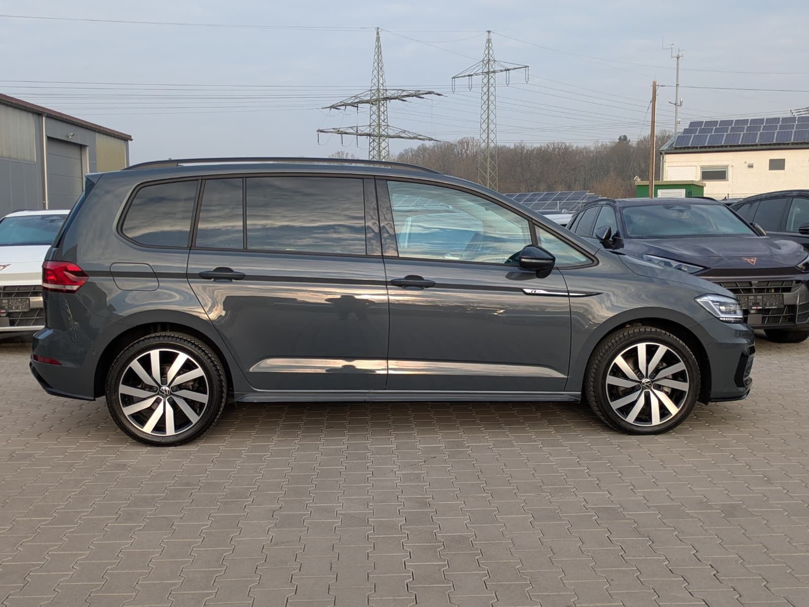 Fahrzeugabbildung Volkswagen Touran 2.0 DSG R-Line High BLACK Pano 7Si IQ AHK