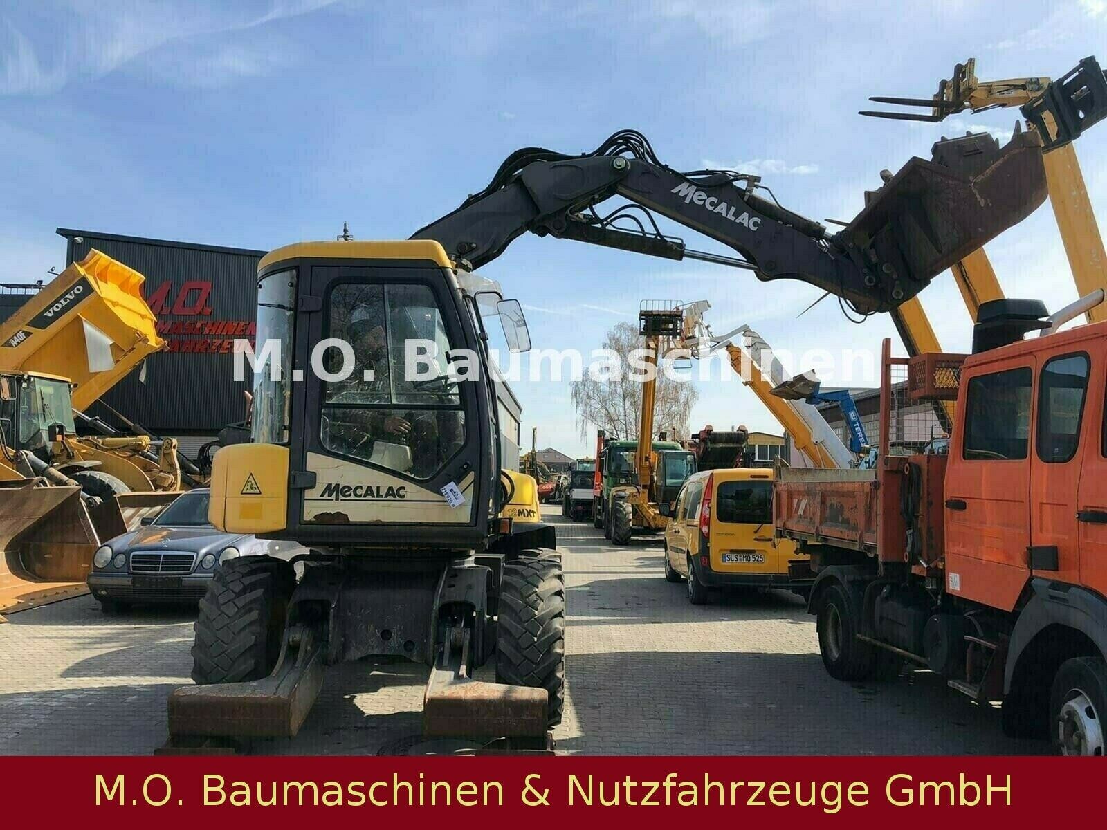Fahrzeugabbildung MECALAC 12 MXT  / Schaufel / Gabel / 3x Tieflöffel
