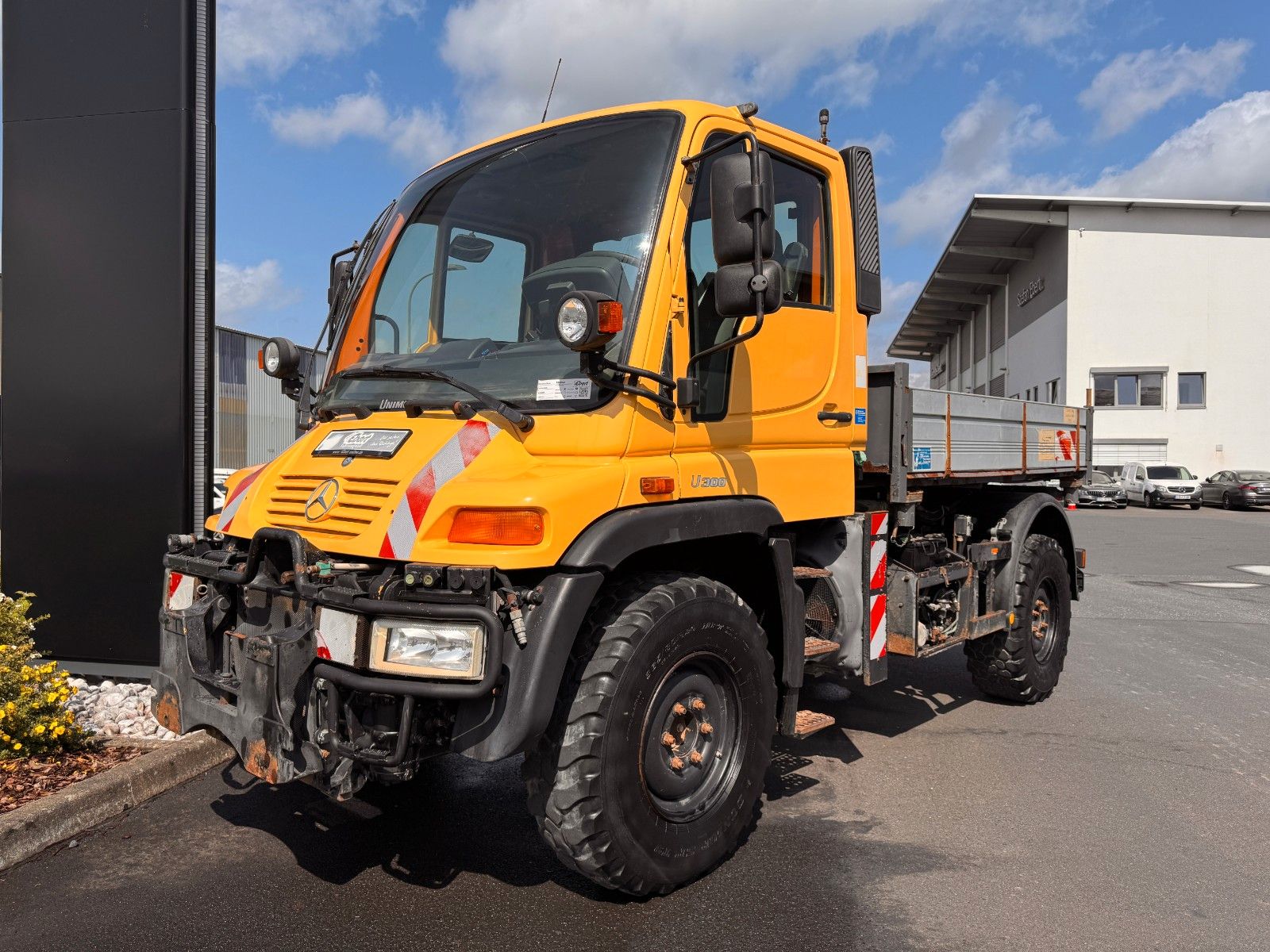Fahrzeugabbildung Mercedes-Benz Unimog U300 4x4 Vario-Pilot