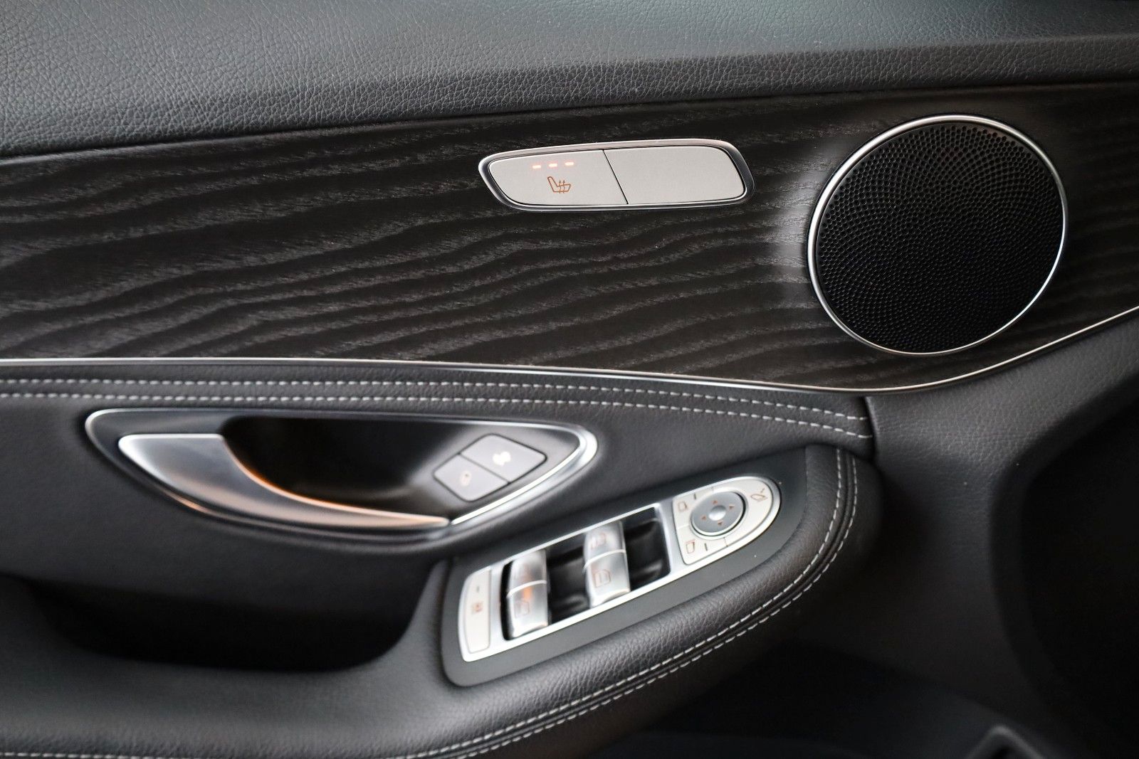 Fahrzeugabbildung Mercedes-Benz C180 CGI Lim T.Leder,Navi,LED,SD,SH,PDC,SR+WR