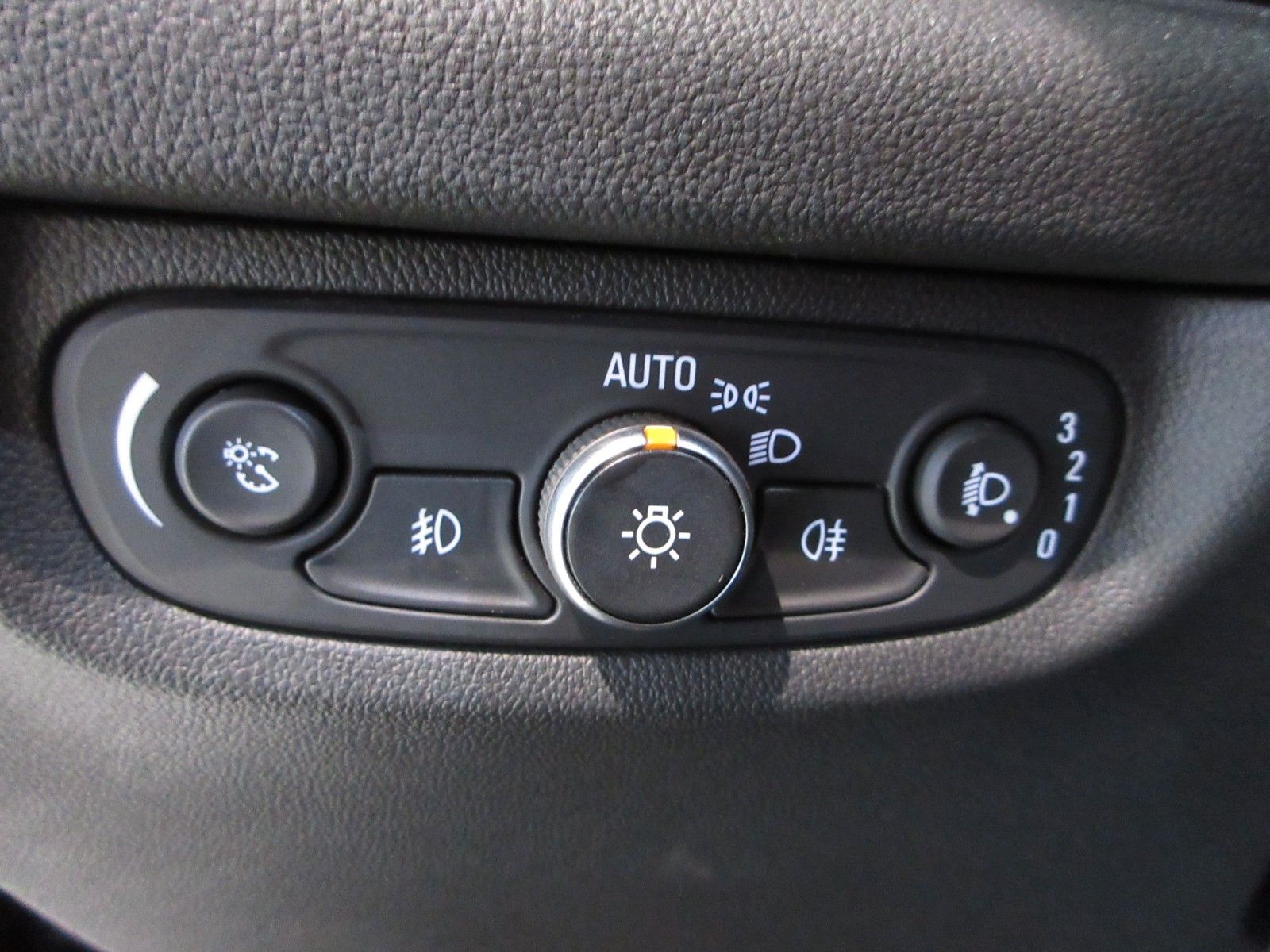 Fahrzeugabbildung Opel Insignia B ST 1.5D LED/NAVI/PDC/SHZ/LHZ