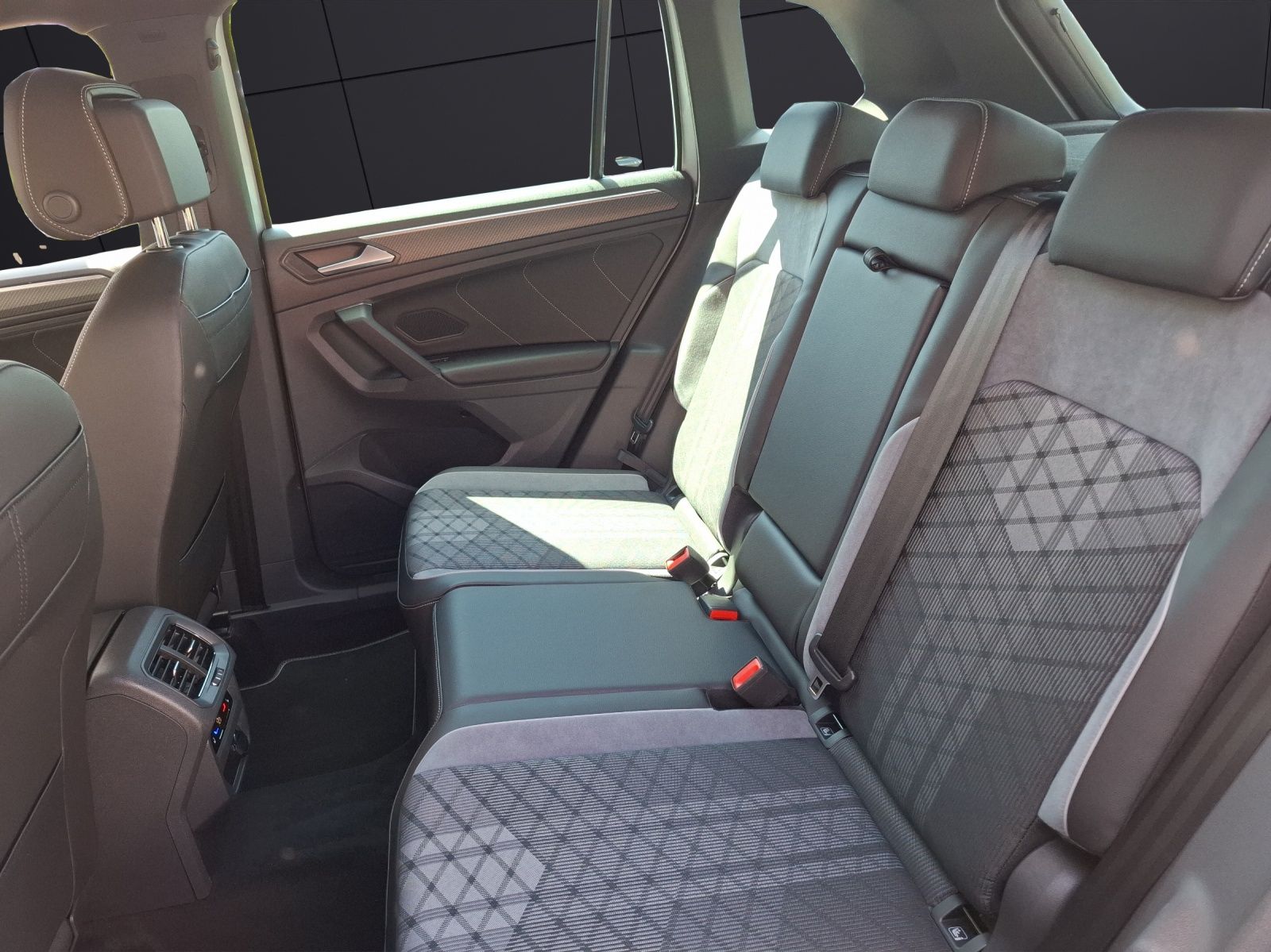 Fahrzeugabbildung Volkswagen Tiguan TSI R-Line DSG 4M STH Matrix AHK Navi Pan