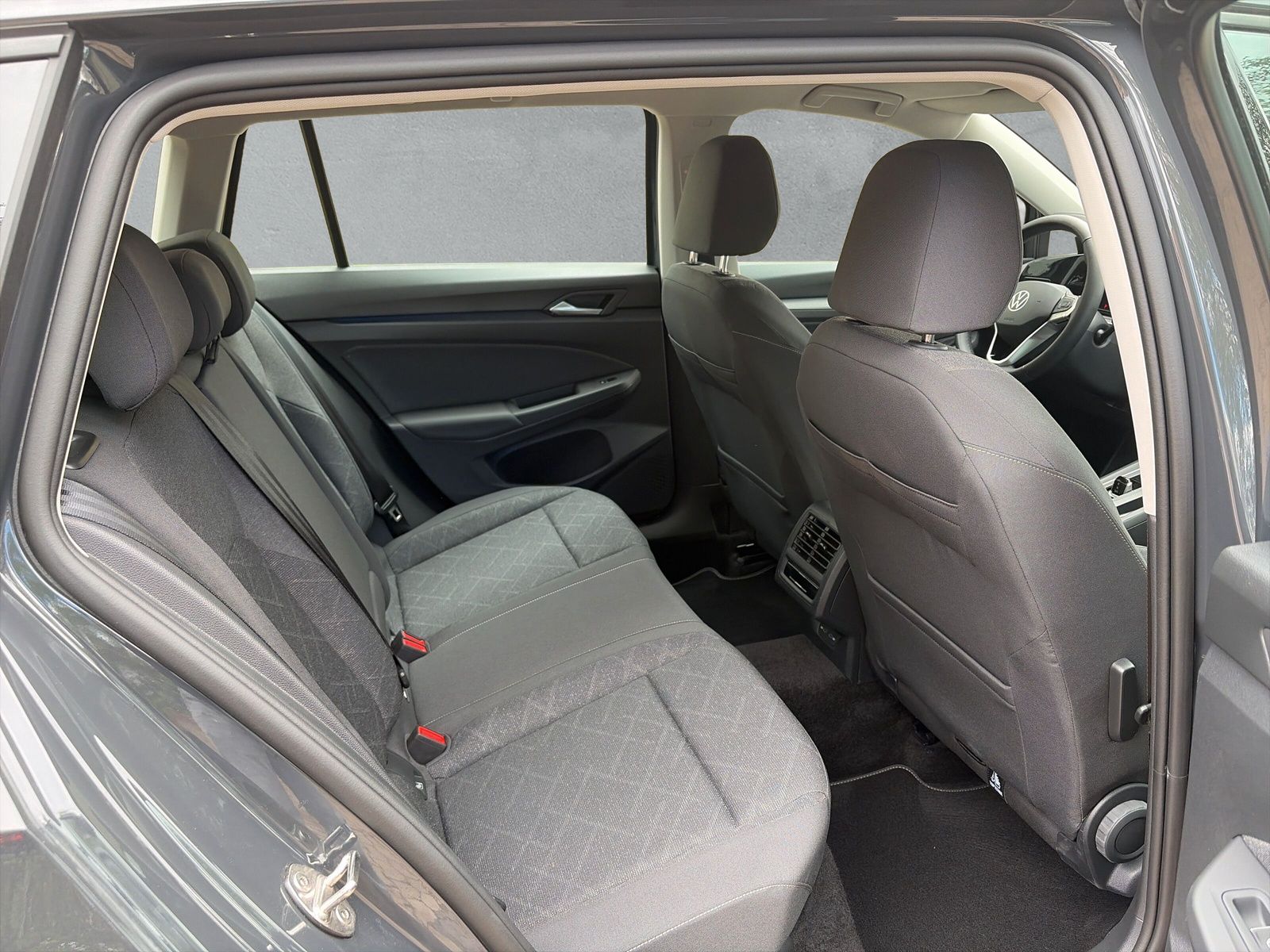 Fahrzeugabbildung Volkswagen Golf Variant 1.5 eTSI Life Kamera AppConnect SHZ
