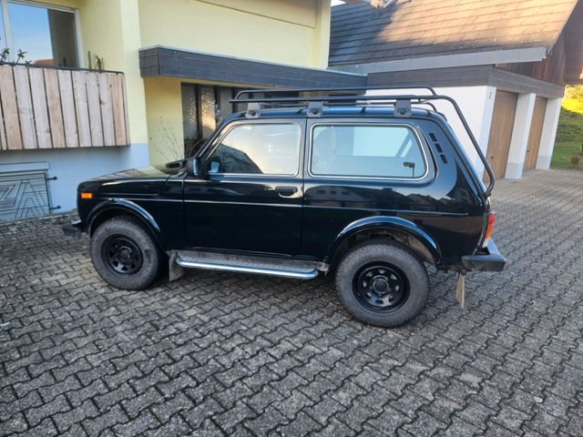 Lada 4x4 mit Zubehör 