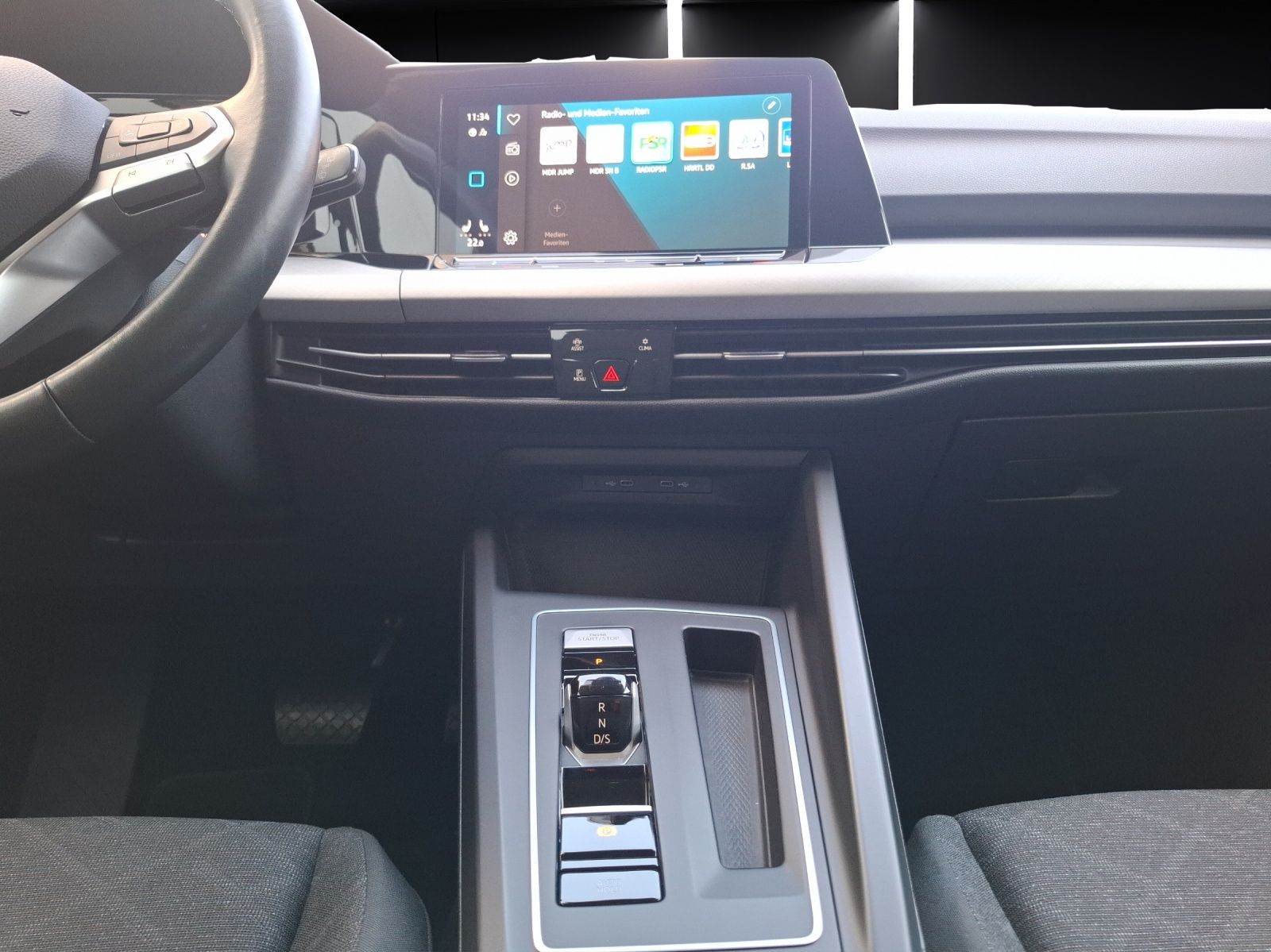 Fahrzeugabbildung Volkswagen Golf VIII Variant eTSI Life DSG LED AHK Navi AID