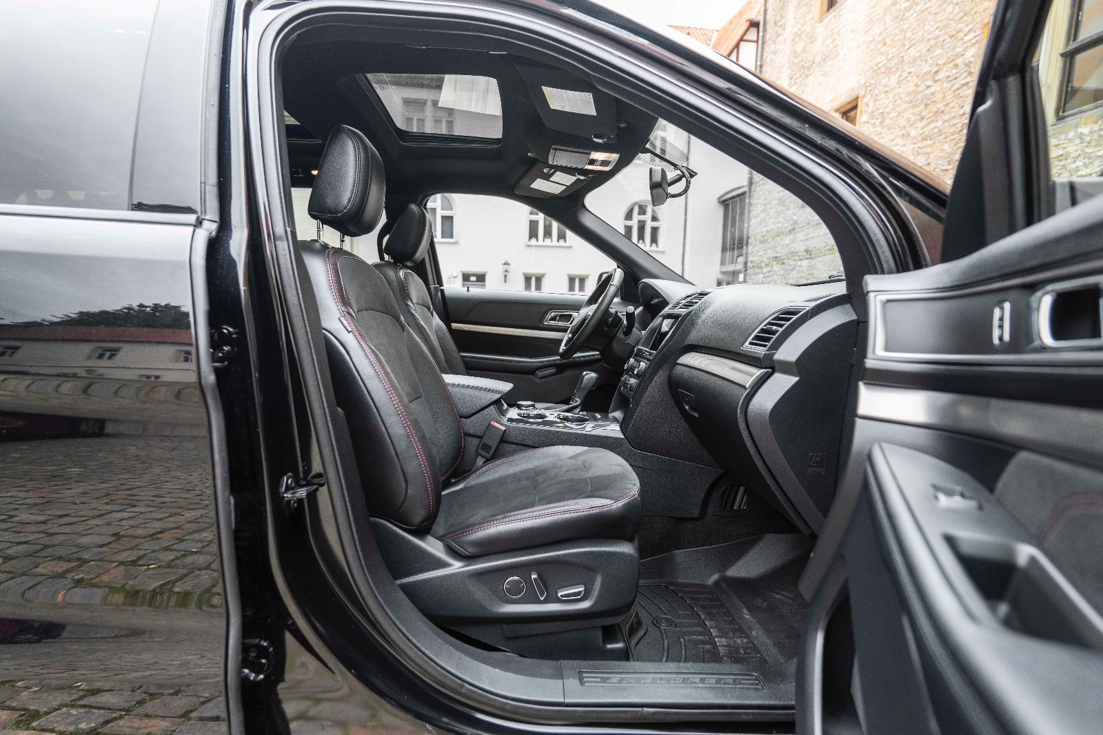 Fahrzeugabbildung Ford Explorer XLT 3,5L 4X4 LPG 6 SITZE KAM NAV