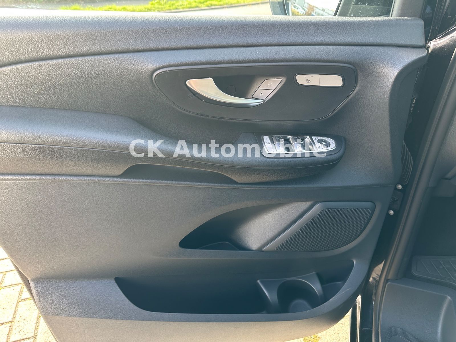 Fahrzeugabbildung Mercedes-Benz V 300d EDITION Kompakt/7 Sitze/Navi/LED/AHK