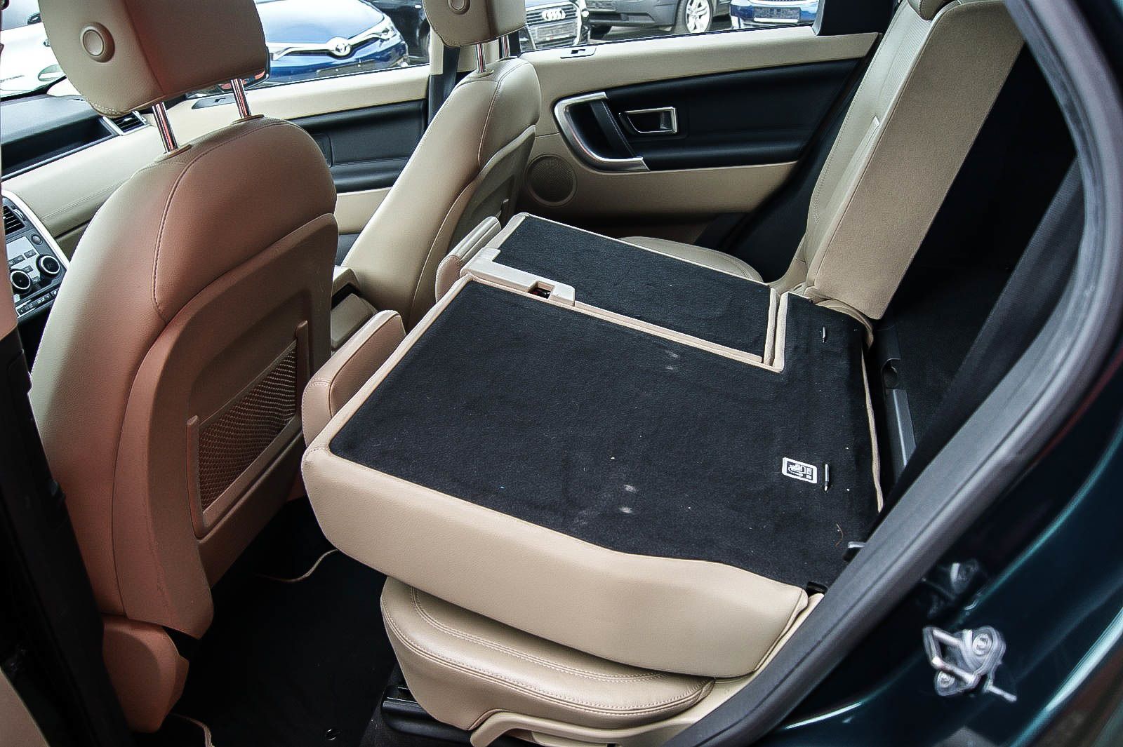Fahrzeugabbildung Land Rover Discovery Sport 2.0 HSE AUTO LEDER PANORAMA 1.HD