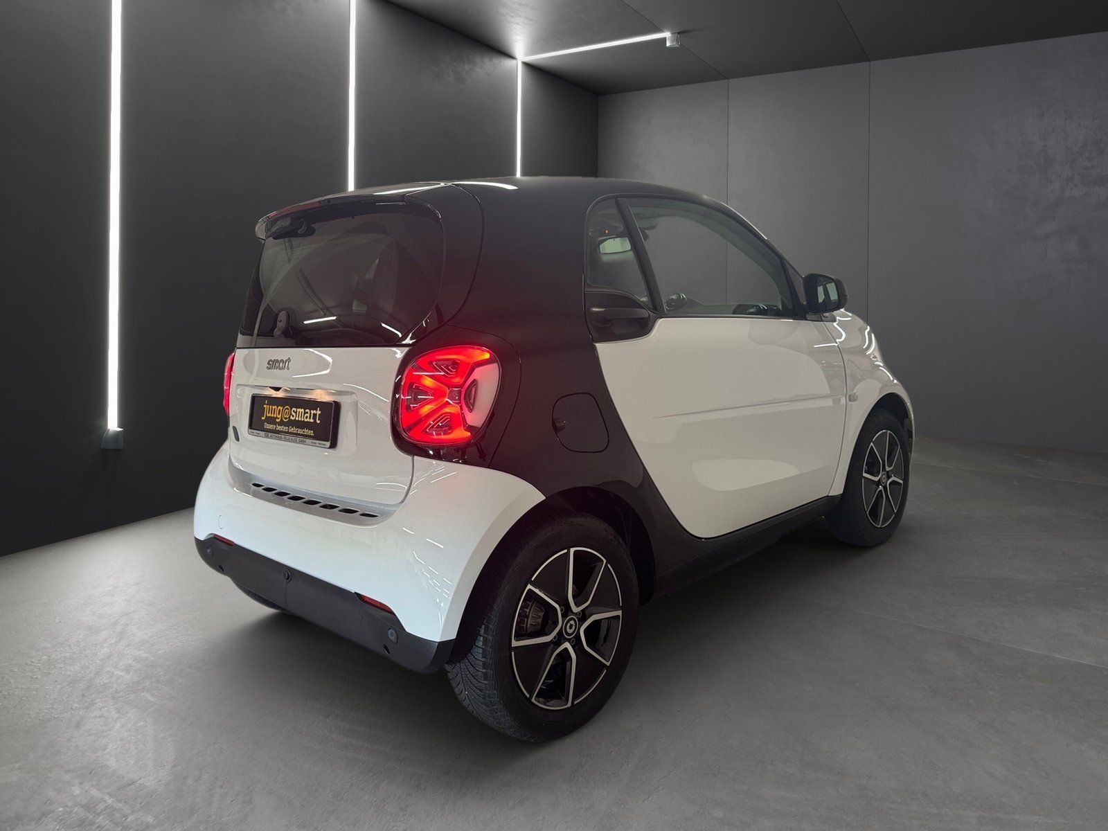 Fahrzeugabbildung Smart smart EQ fortwo Exclusive*Pano*LED*Kamera*22kW*