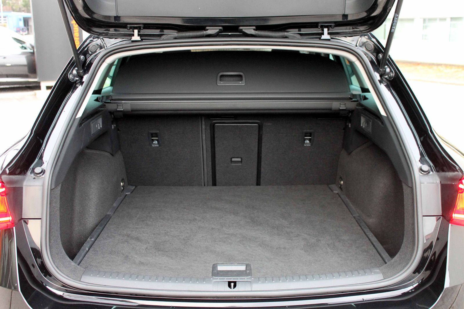 Fahrzeugabbildung SEAT Leon 2.0TDI DSG Sportstourer Style LED ACC KAM