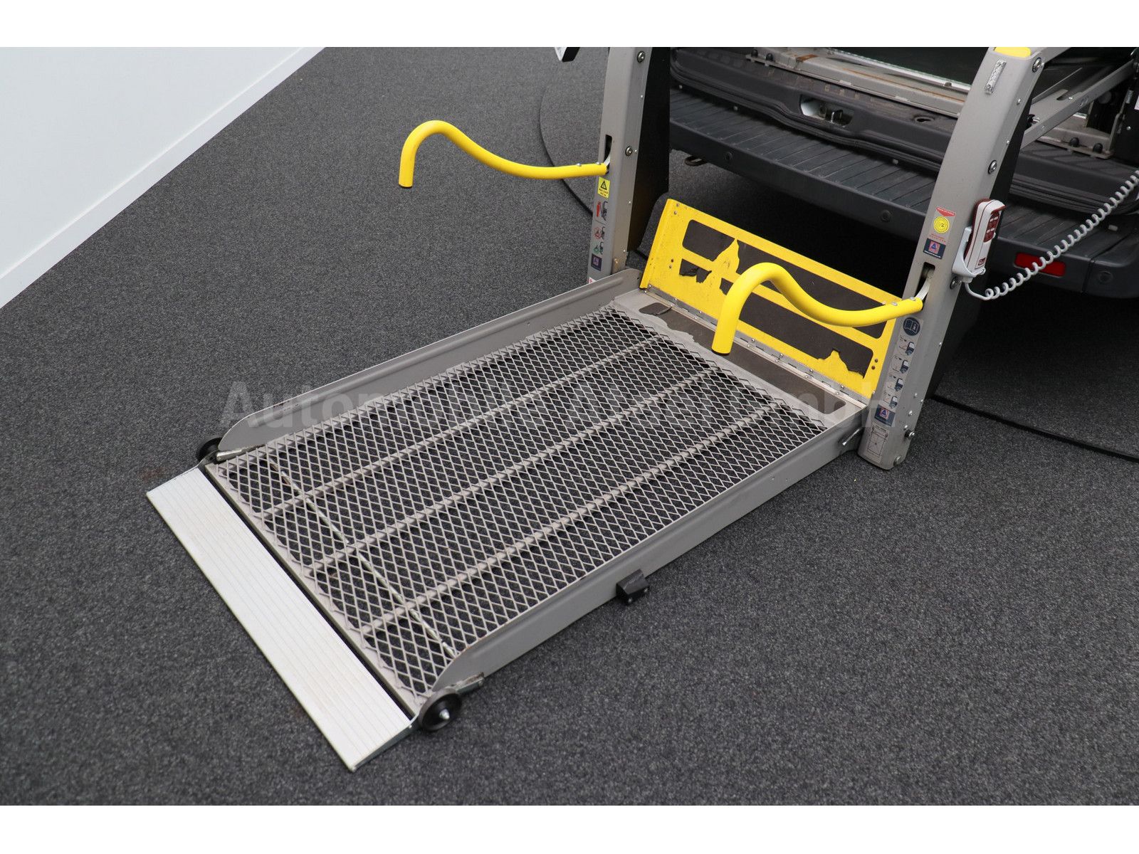 Fahrzeugabbildung Ford Transit 350 *Rollstuhl-Lift* +9-SITZE (4759)