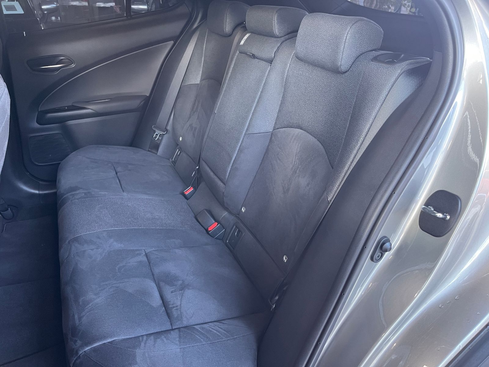 Fahrzeugabbildung Lexus UX 250h Launch Edition LED AHK NAV RFK SHZ ALU