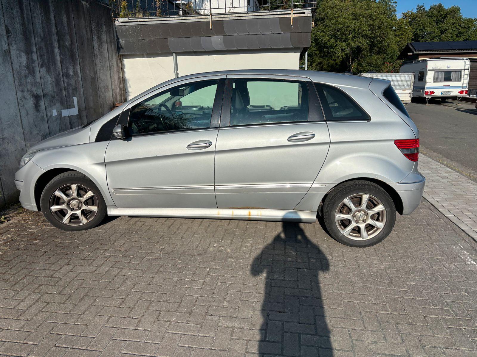 Mercedes-Benz B 180