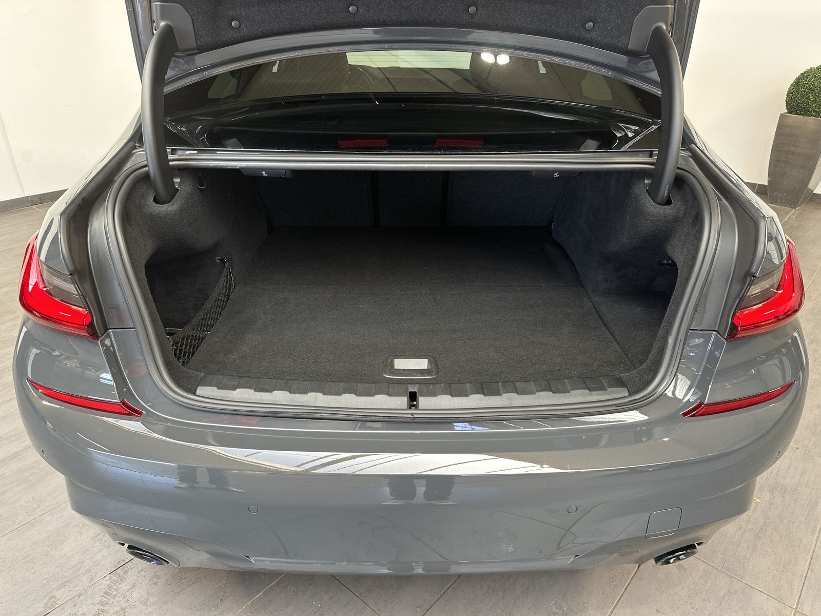 Fahrzeugabbildung BMW 330e M-Sport NAV+LASER+HEAD-UP+19ZOLL+KAMERA+H&K