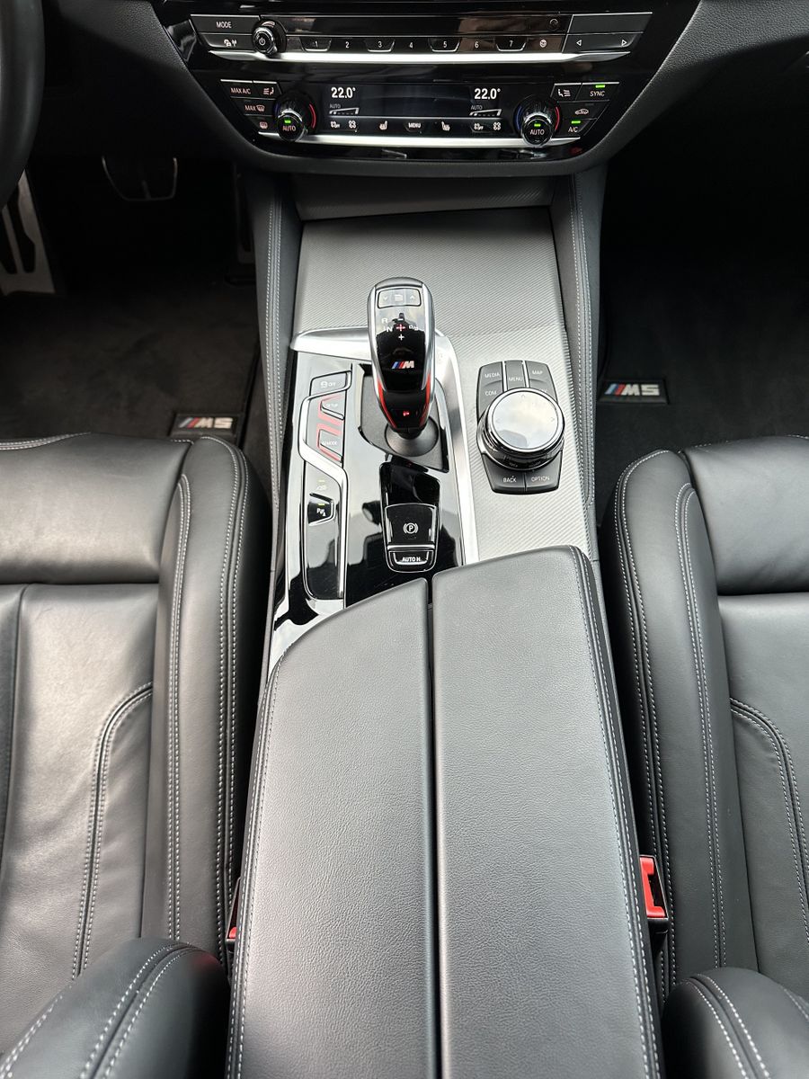 Fahrzeugabbildung BMW M5 Competition NAV+LED+KERAMIK+KAMERA+20ZOLL+1HD