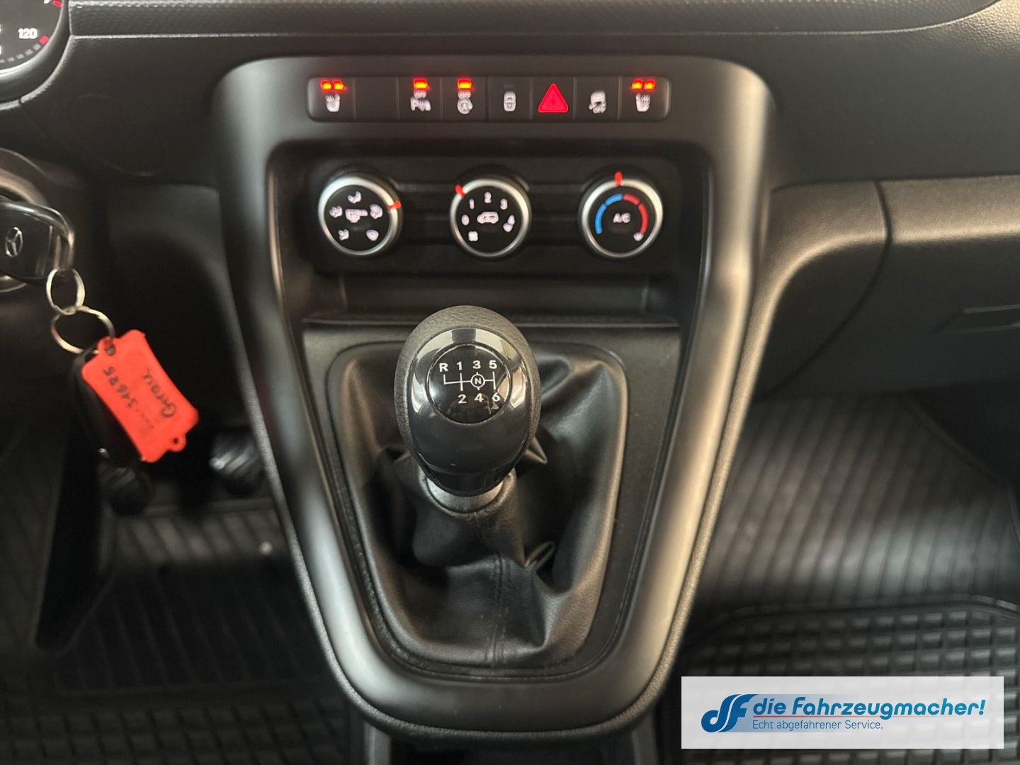 Fahrzeugabbildung Mercedes-Benz Citan Kombi 113 Tourer AHK DAB SHZ Totwi Spur.Ve